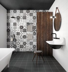 Foto 3. Een speelse zwart wit patchwork tegel 20x20 op de achterwand van de badkamer