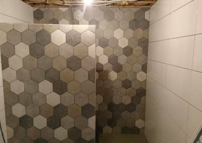 Badkamer met verschillende kleuren hexagon tegels