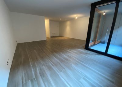 Appartement met lange stroken keramisch parket