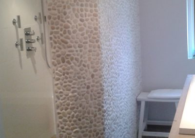 Badkamer met hout en kiezels