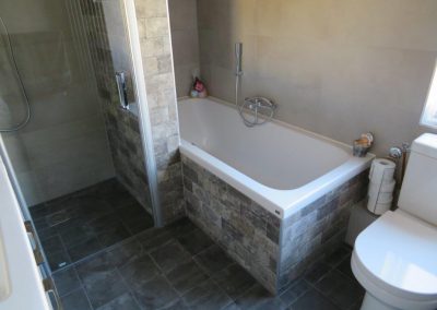 Badkamer met keramische bakstenen