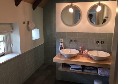 Badkamer met landelijke tegels