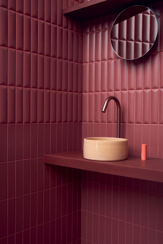 Foto 7. Monotone tegel in bordeaux kleur